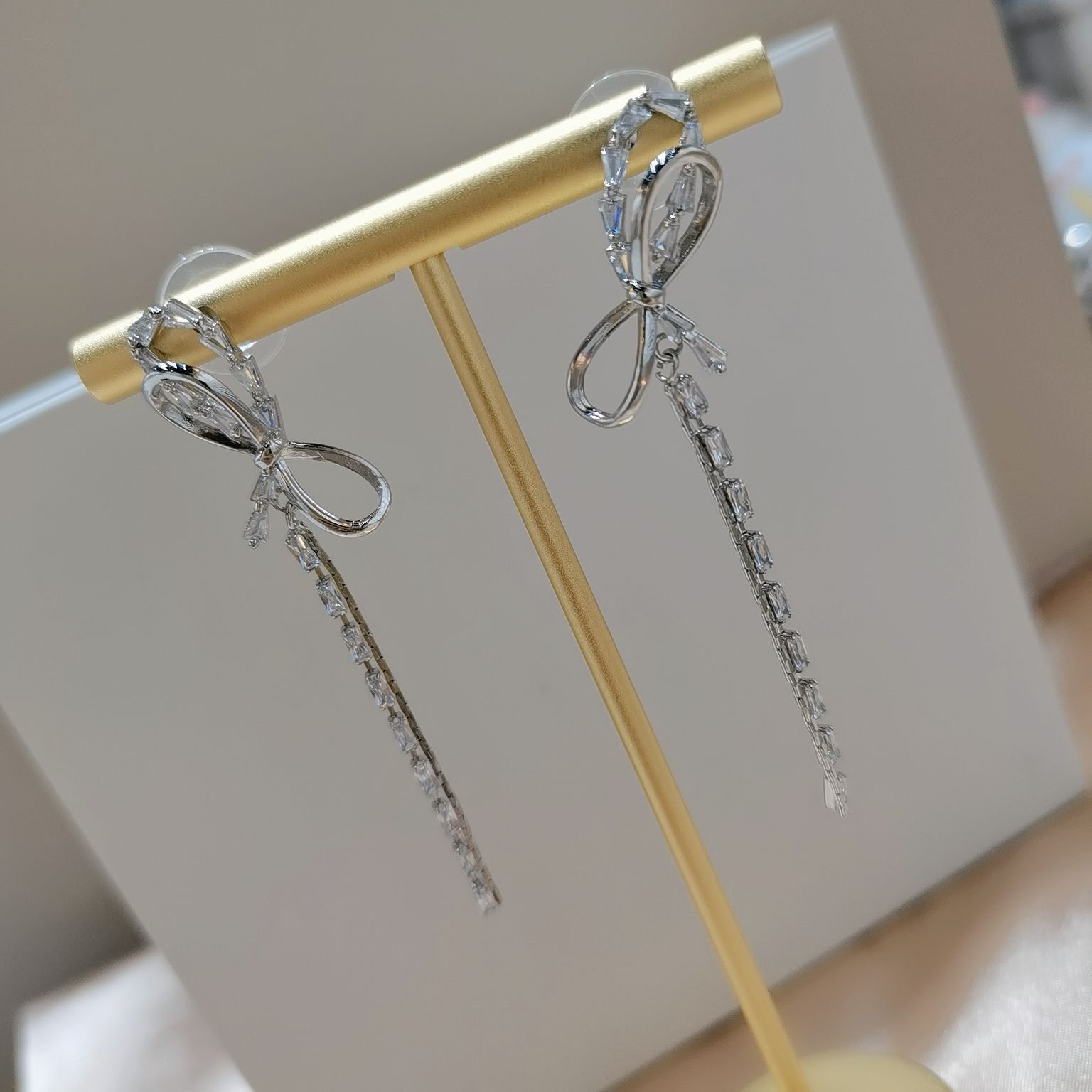 ريفيتي 1645، قرط الفراشة المتقطع detail image 2