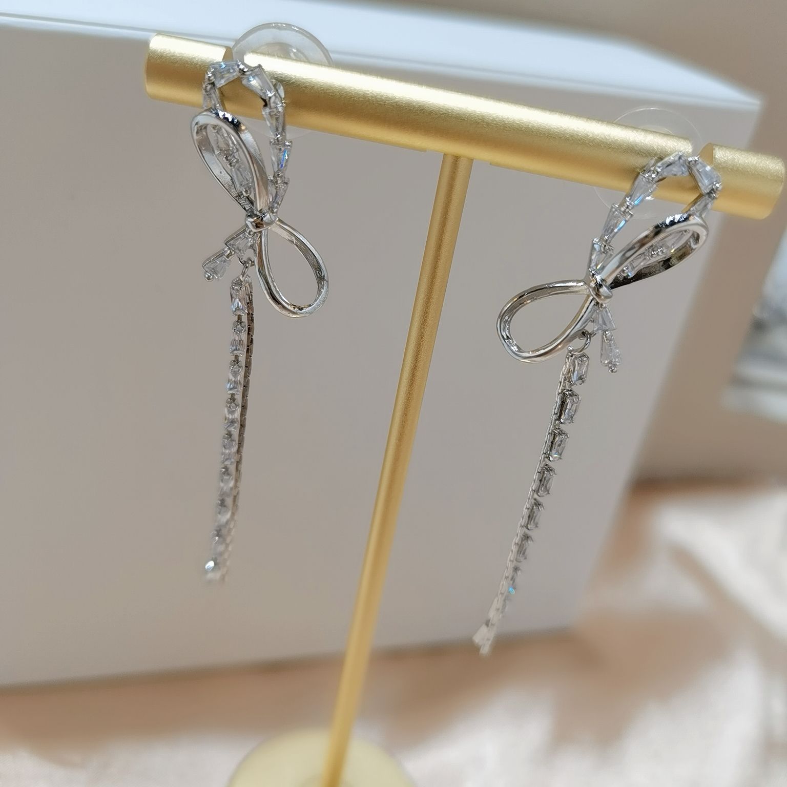 ريفيتي 1645، قرط الفراشة المتقطع detail image 3
