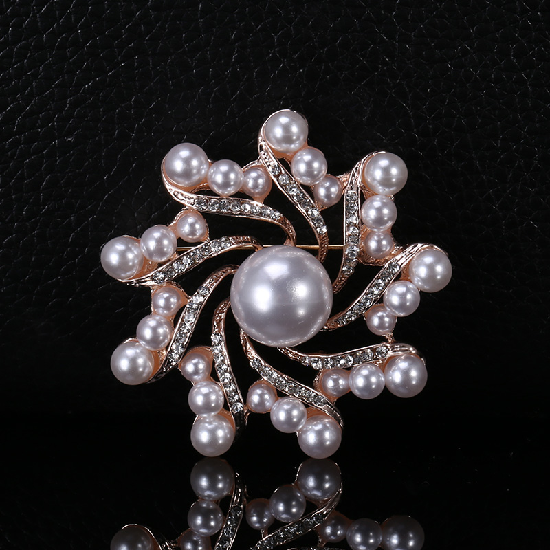 Factory direct sales, popular in foreign trade, high-end new style, Jianxiao retro elegant wreath, light luxury waterproof diamond brooch and pin, light luxury style Item Picture