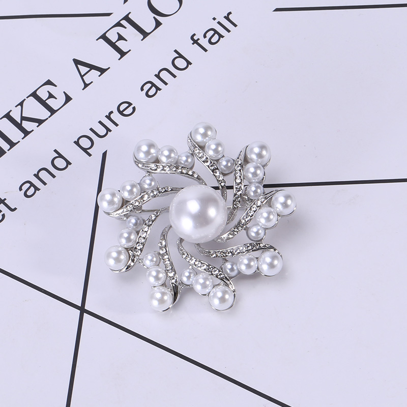 Factory direct sales, popular in foreign trade, high-end new style, Jianxiao retro elegant wreath, light luxury waterproof diamond brooch and pin, light luxury style details Picture