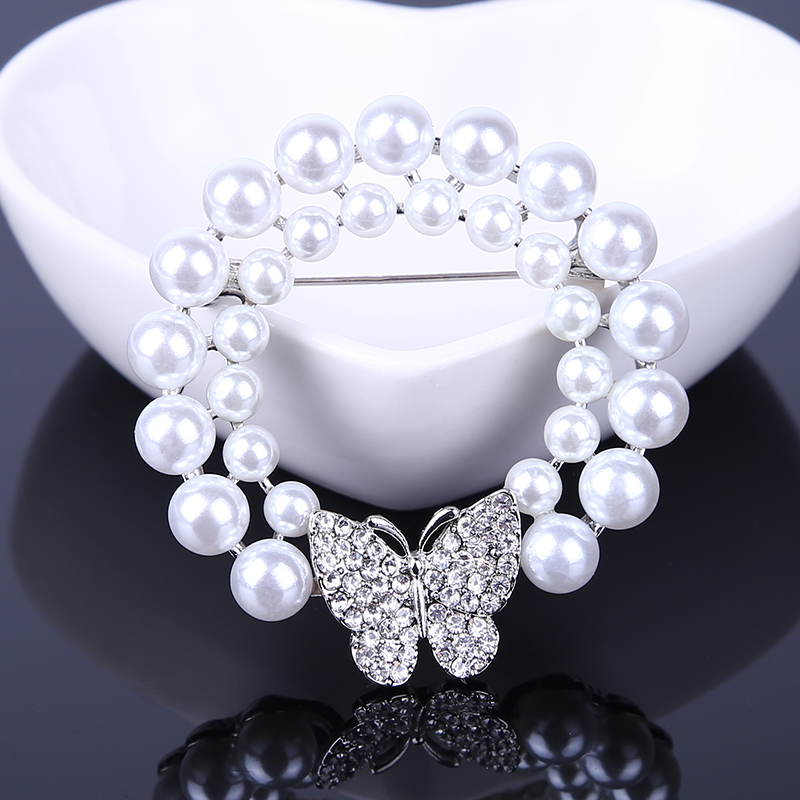 Factory direct sales, popular in foreign trade, high-end new Jianxiao retro elegant garland light luxury waterproof diamond brooch Application Scenario