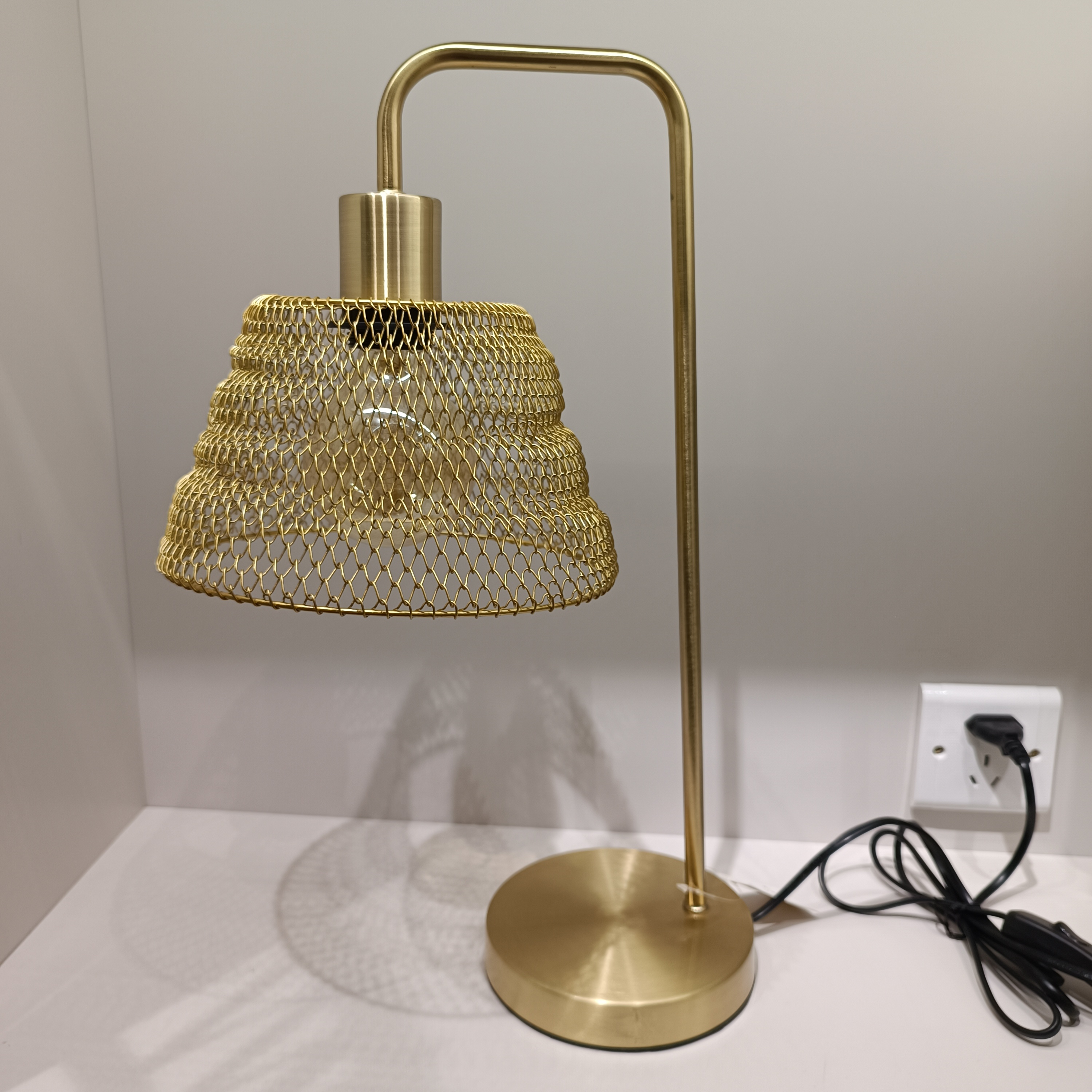 Nordic ins table lamp, ironwork table lamp, light luxury metal decorative lamp, craft lamp, mesh cover indoor table lamp Specification image