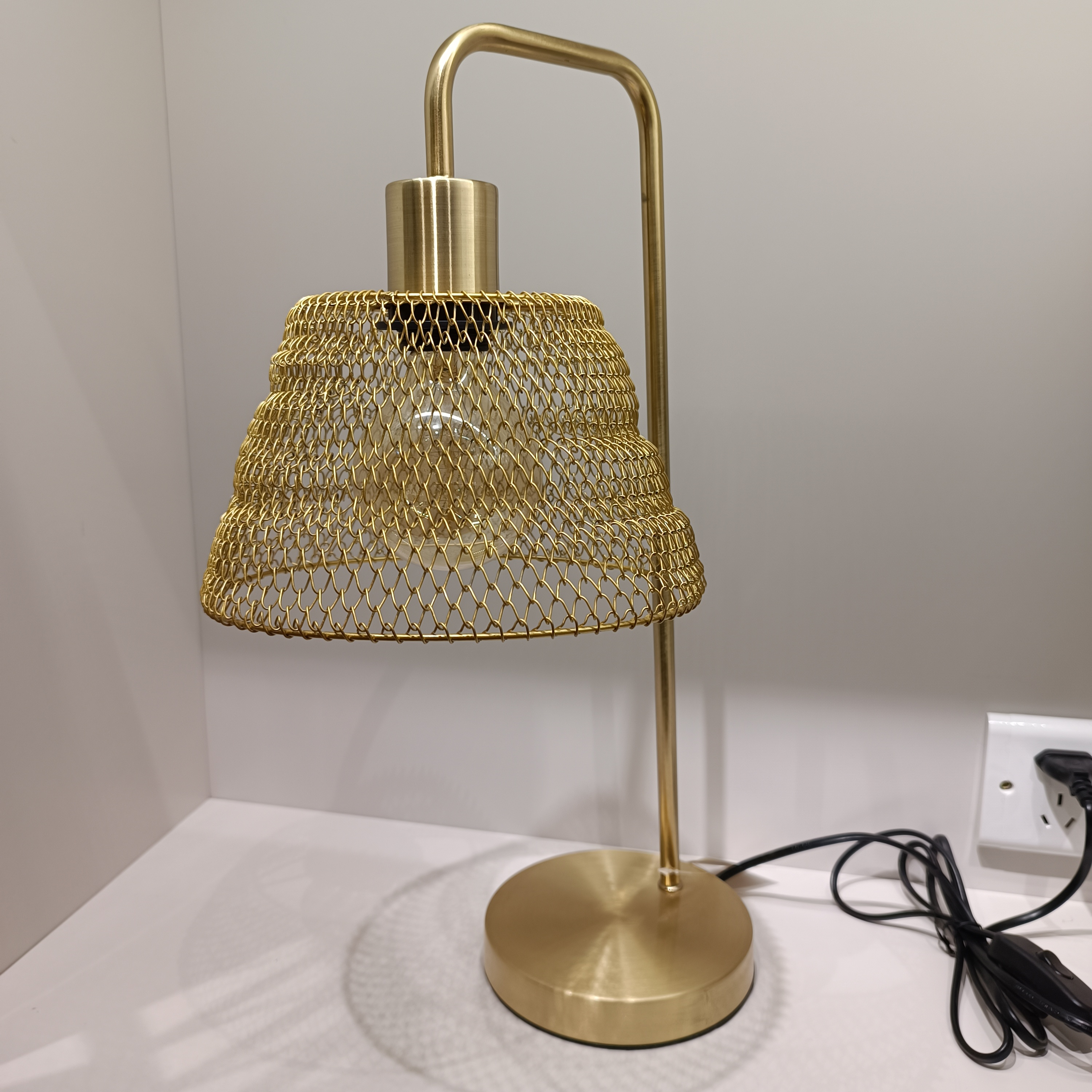 Nordic ins table lamp, ironwork table lamp, light luxury metal decorative lamp, craft lamp, mesh cover indoor table lamp Item Picture