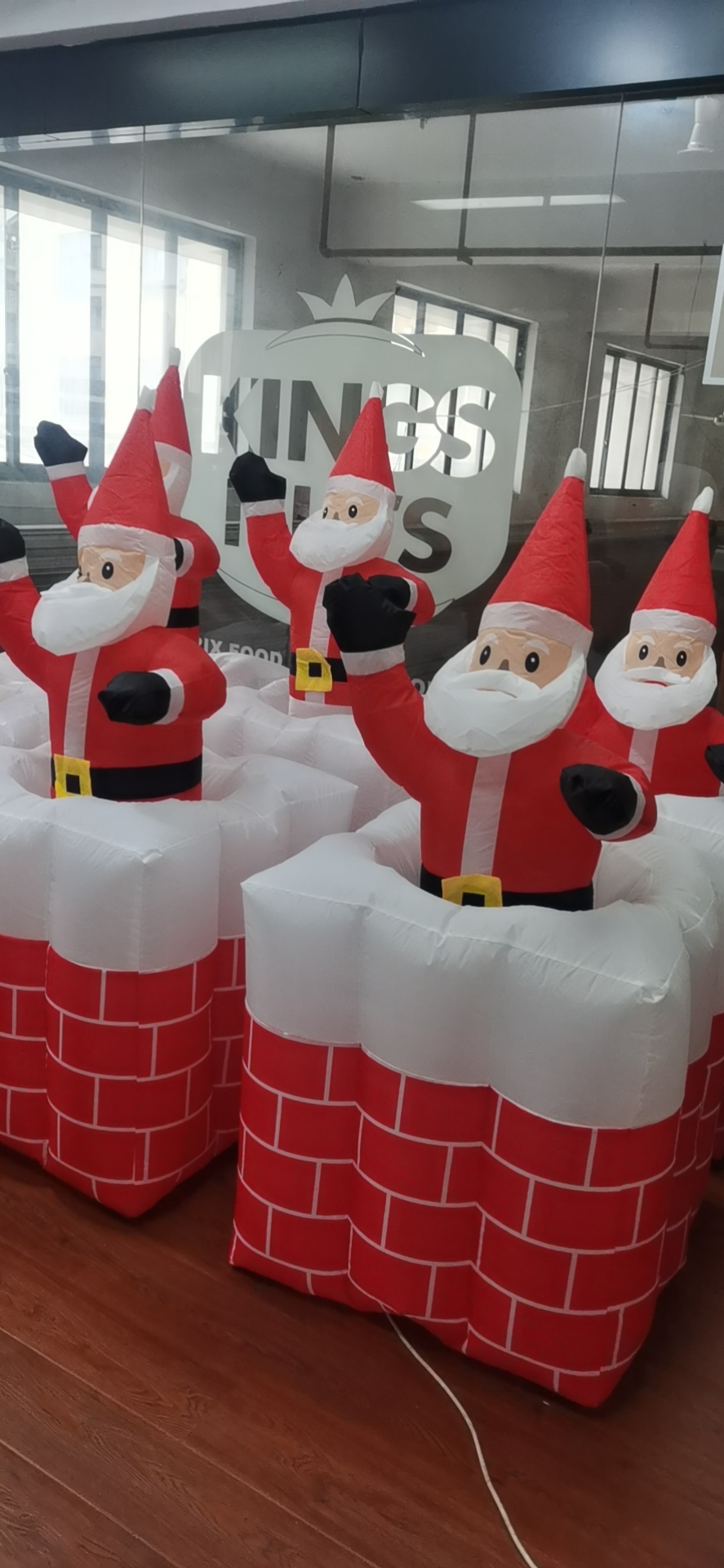 It so happens that the new Christmas gift 9123 factory direct sales product, the Christmas up-and-down chimney, comes with its own transformer and fan. After being plugged in, the old man will automatically rise up and down details Picture