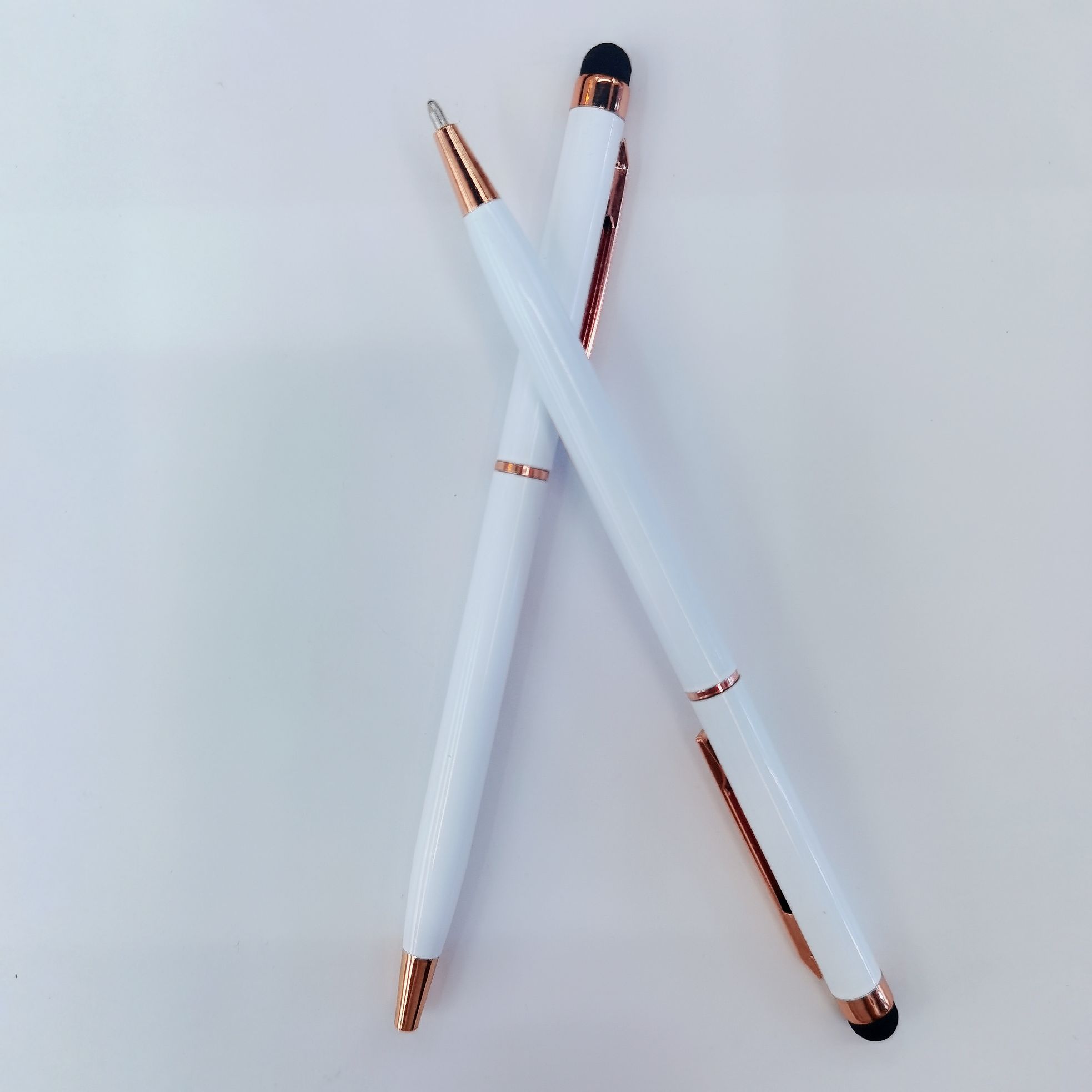 Cross-border best-selling ballpoint pens, rose gold pen holders, custom logo business metal pens, office gift pens Application Scenario