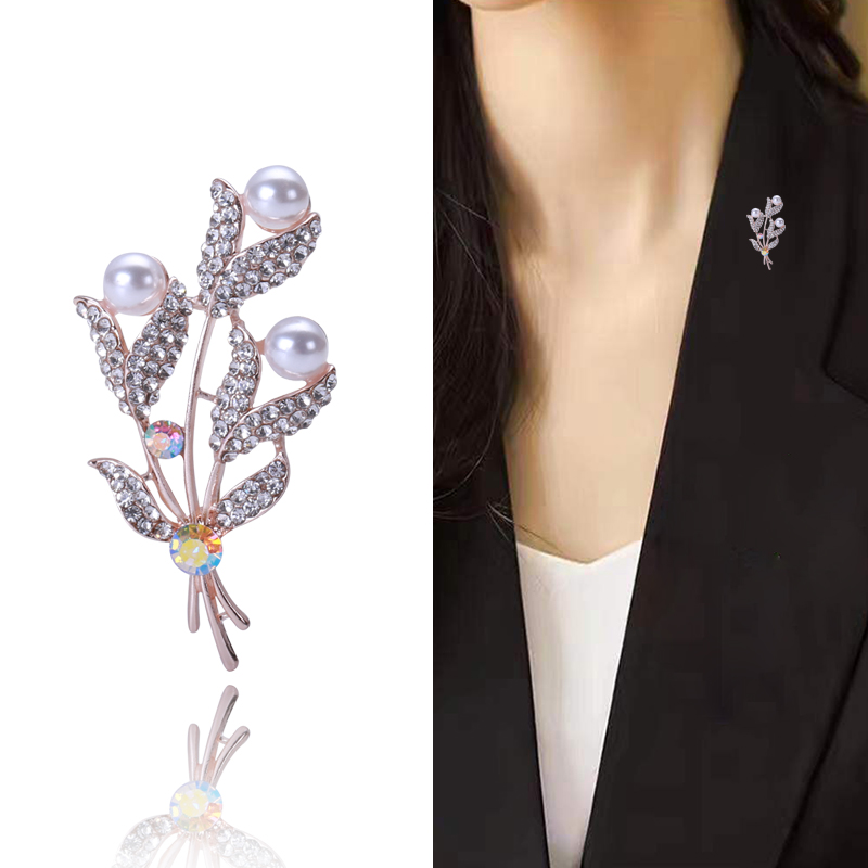 Factory direct sales, popular in foreign trade, high-end new brooches paired with mother-of-pearl, luxurious European and American crystal pins, pearl coats, corsages, and gifts for mothers