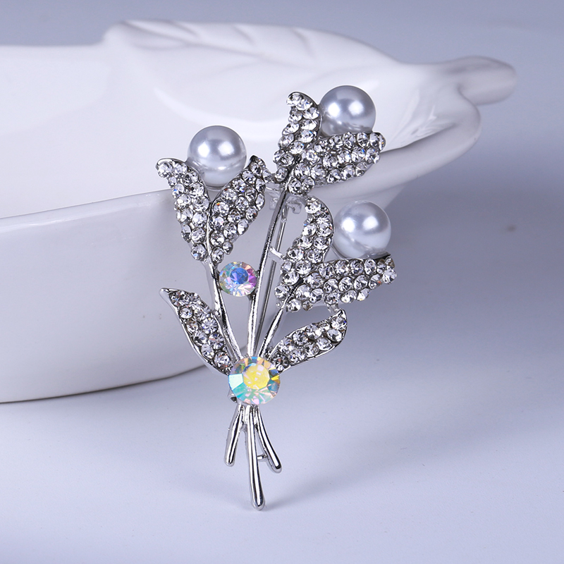 Factory direct sales, popular in foreign trade, high-end new brooches paired with mother-of-pearl, luxurious European and American crystal pins, pearl coats, corsages, and gifts for mothers Specification image