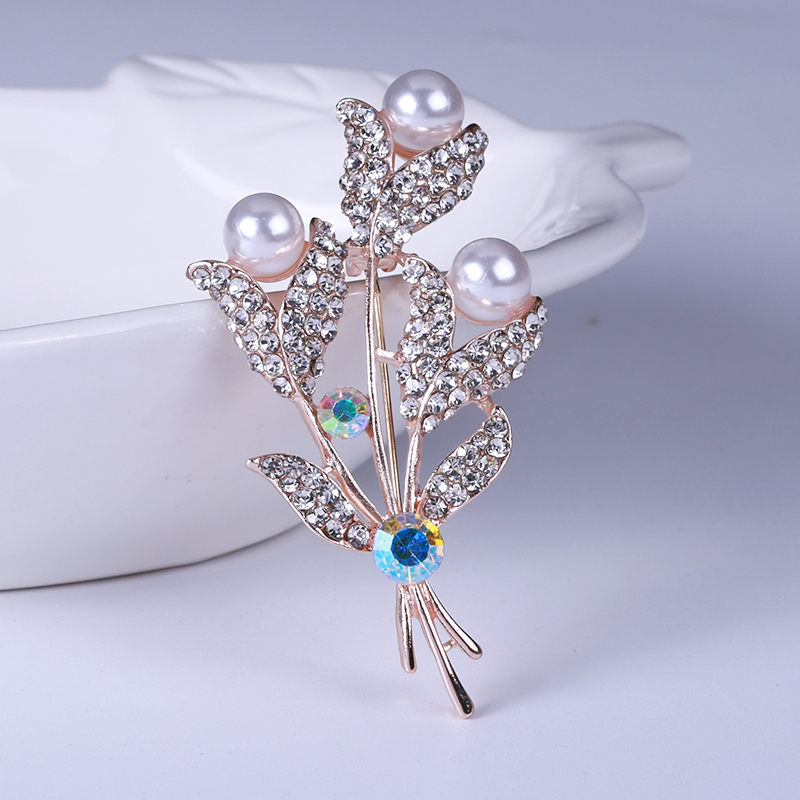 Factory direct sales, popular in foreign trade, high-end new brooches paired with mother-of-pearl, luxurious European and American crystal pins, pearl coats, corsages, and gifts for mothers details Picture