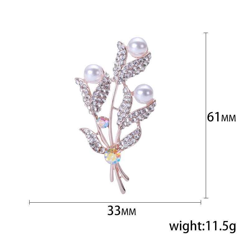 Factory direct sales, popular in foreign trade, high-end new brooches paired with mother-of-pearl, luxurious European and American crystal pins, pearl coats, corsages, and gifts for mothers Application Scenario