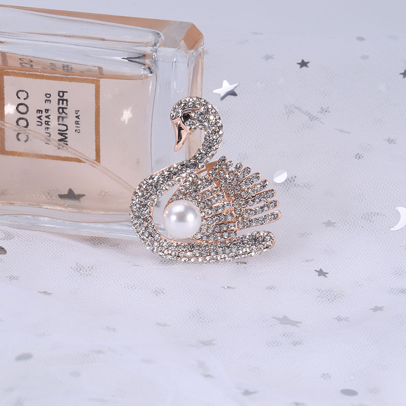 Factory direct sales, popular in foreign trade, high-end new brooches paired with mother-of-pearl swan, luxurious high-end crystal pins from Europe and America, pearl coats, corsages, and gifts for mothers Application Scenario