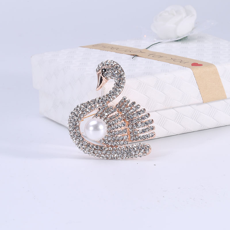 Factory direct sales, popular in foreign trade, high-end new brooches paired with mother-of-pearl swan, luxurious high-end crystal pins from Europe and America, pearl coats, corsages, and gifts for mothers Specification image