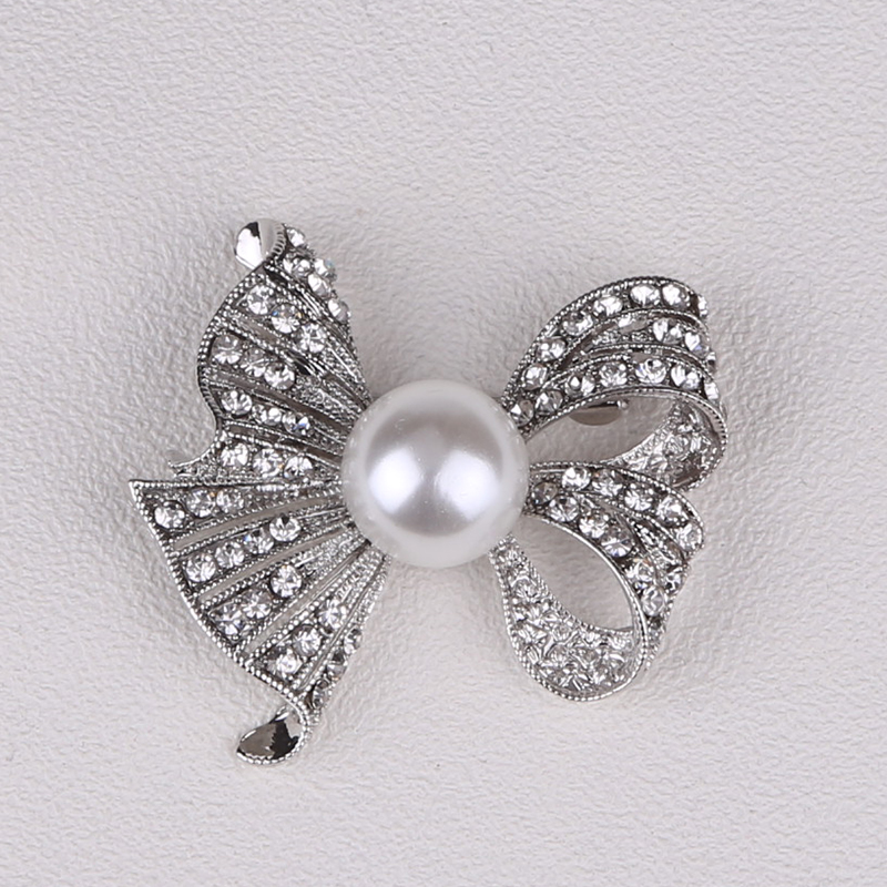 Factory direct sales, popular in foreign trade, high-end new brooches with mother-of-pearl bows, luxurious and high-end crystal pins from Europe and America, pearl coats, corsages, and gifts for mothers Application Scenario
