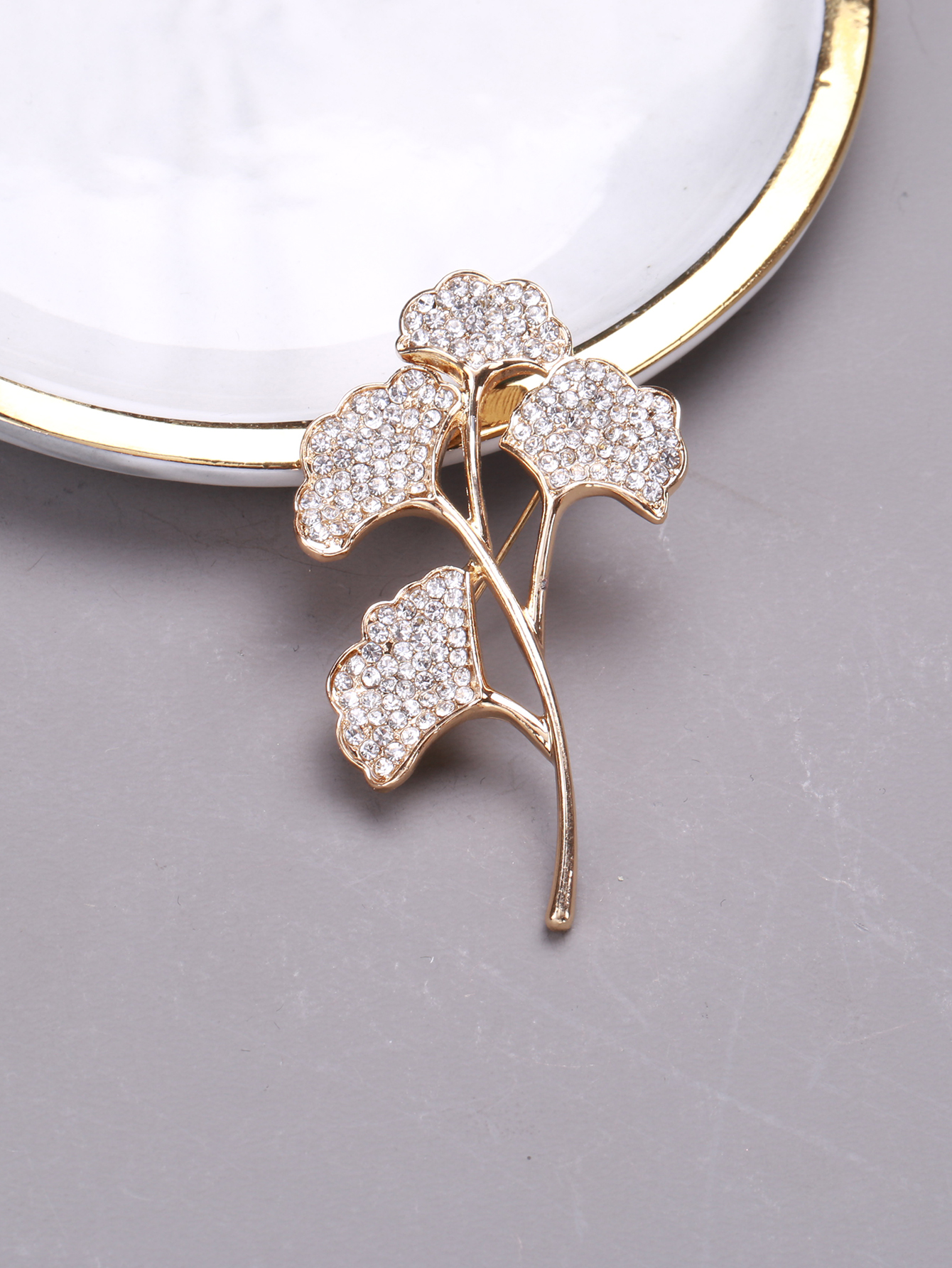 Factory direct sales, popular in foreign trade, high-end new brooches paired with mother water diamonds, luxurious and high-end European and American crystal pins, pearl coats, corsages, mom gifts