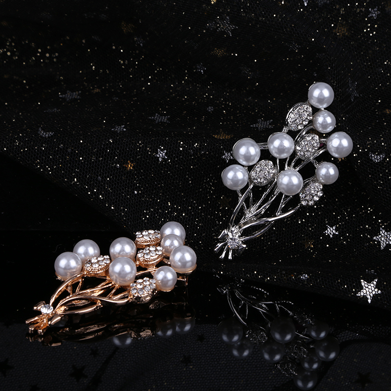 Factory direct sales, popular in foreign trade, high-end new brooches paired with mother-of-pearl European and American luxury high-end crystal pins, pearl coats, corsages, mom gifts Specification image