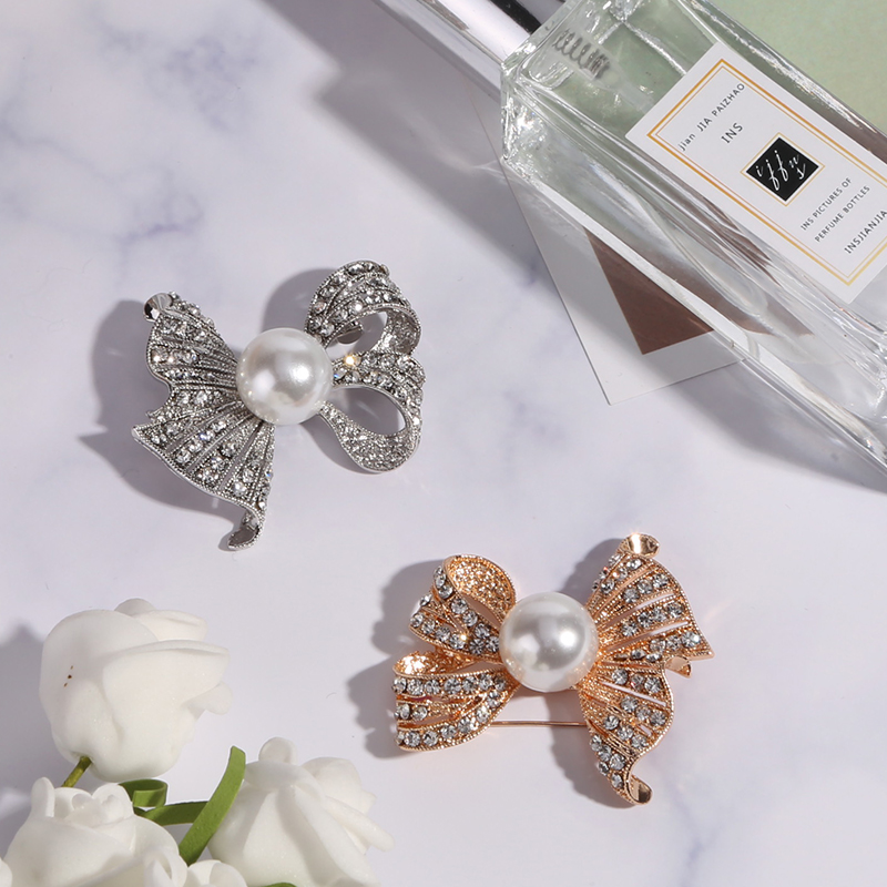 Factory direct sales, popular in foreign trade, high-end new brooches with mother-of-pearl bows, luxurious and high-end crystal pins from Europe and America, pearl coats, corsages, and gifts for mothers