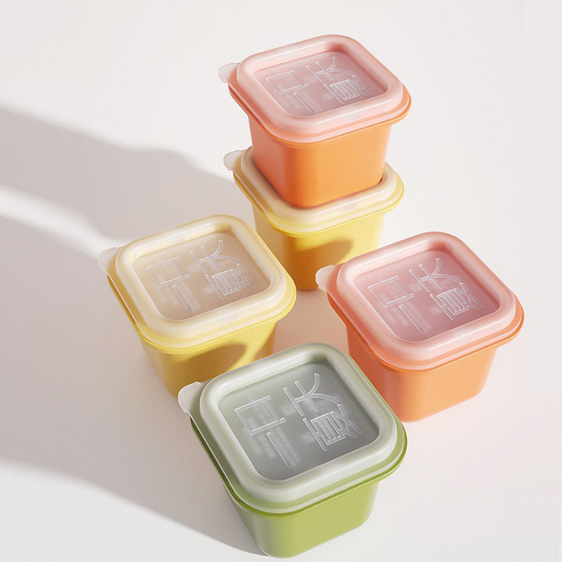 Food-grade ice cube molds, small pieces, one-bite ice cube trays, summer ice hockey balls, household ice storage and ice-making boxes with LIDS, a refrigerator wonder Application Scenario