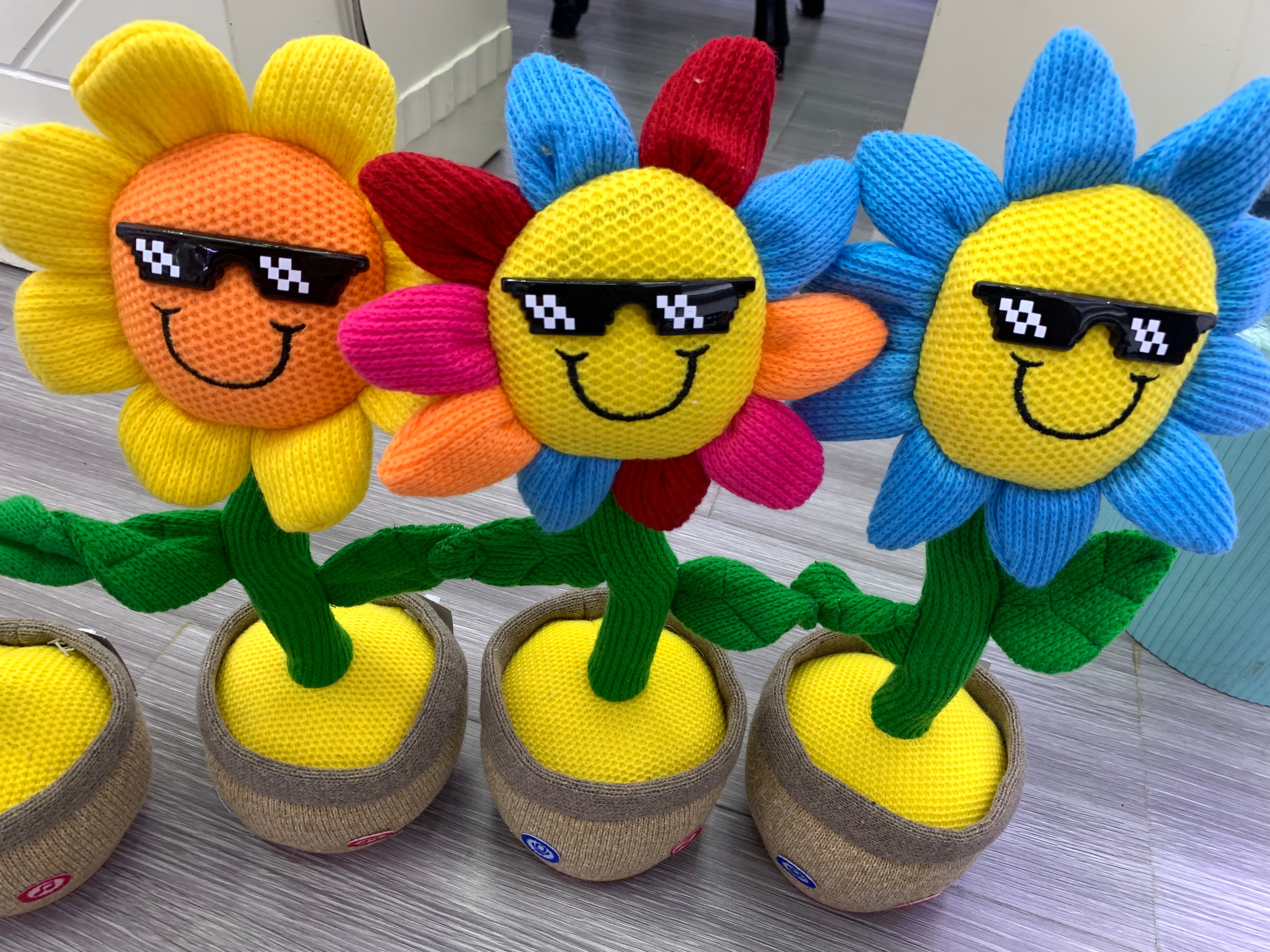 玩具电动/遥控玩具/机器狗/电动仿真猫/会跳舞的玩具产品图