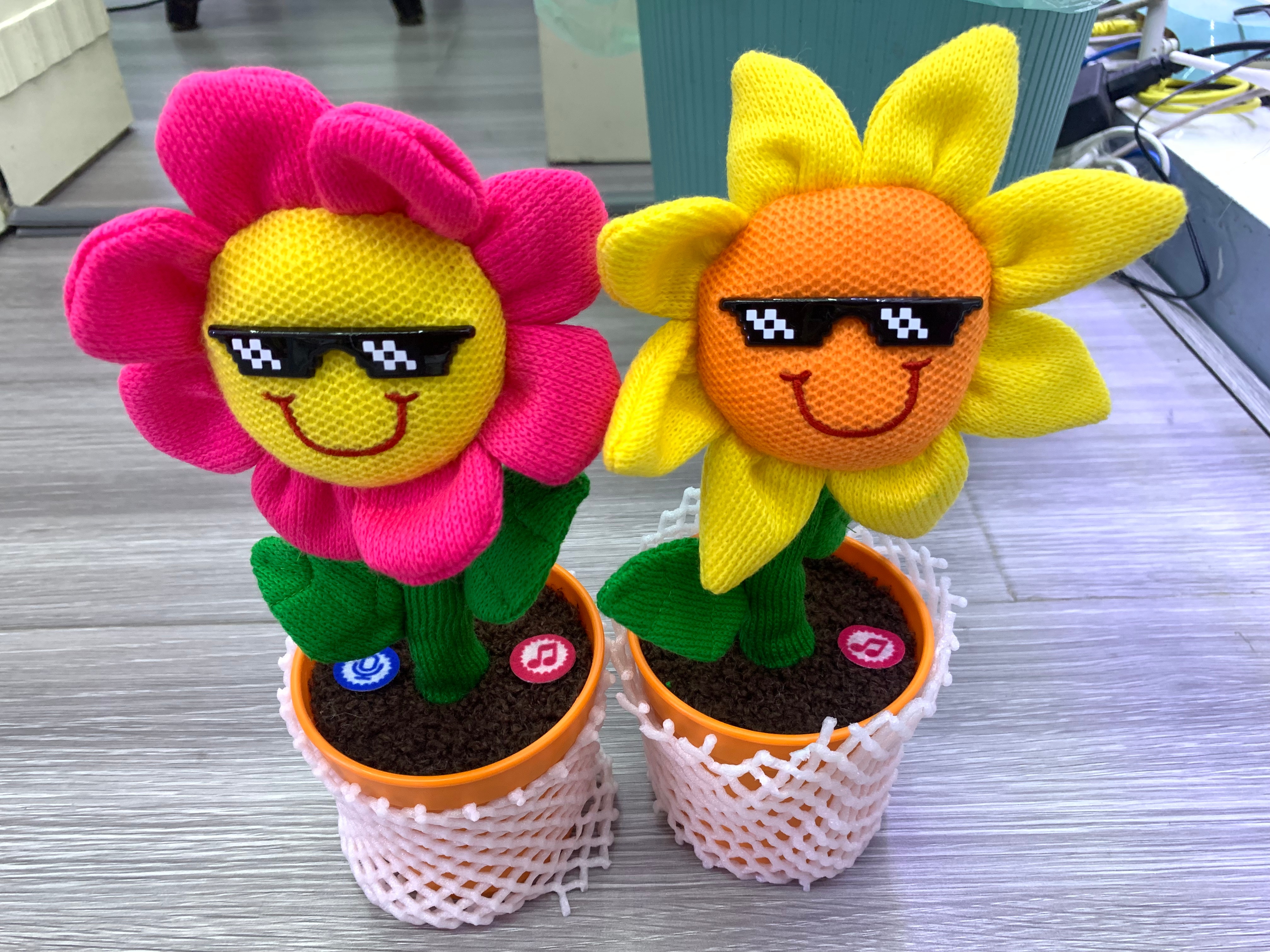 玩具电动/遥控玩具/机器狗/电动仿真猫/会跳舞的玩具产品图