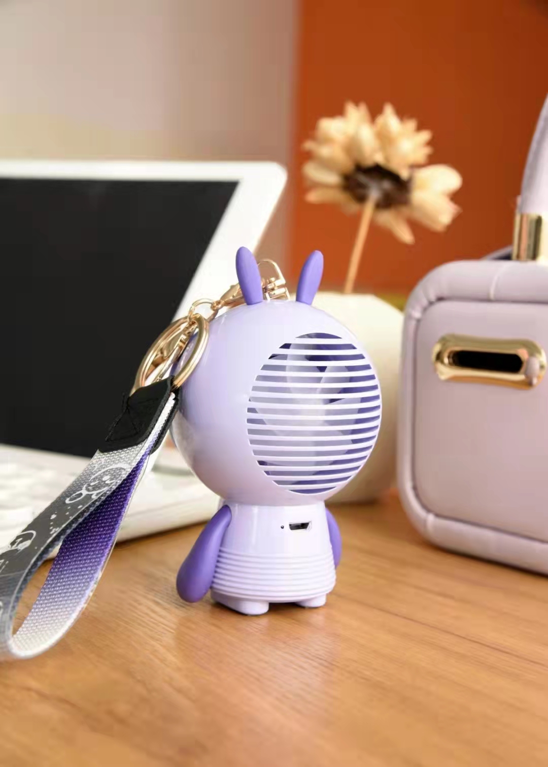 The 88519 rabbit keychain charging fan comes in four colors: white, blue, pink and purple. It is convenient to carry with a keychain Application Scenario