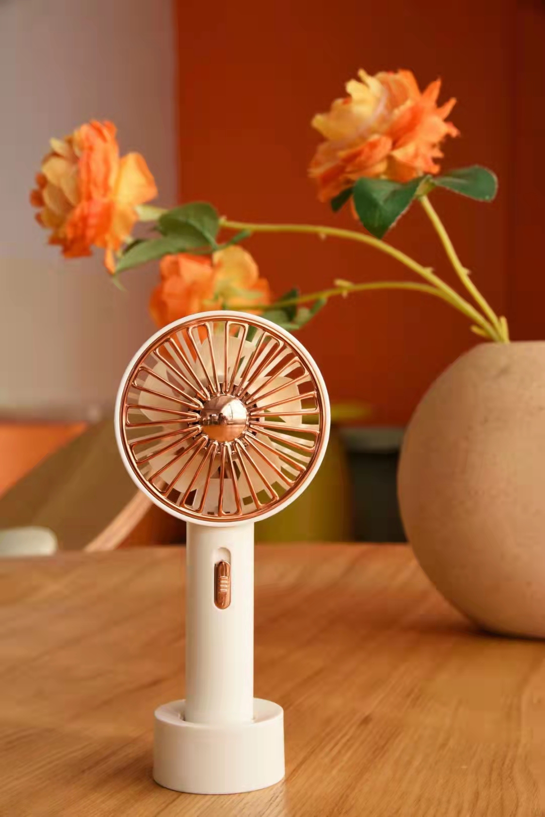 YM88101-1 Retro handheld Fan with light Application Scenario