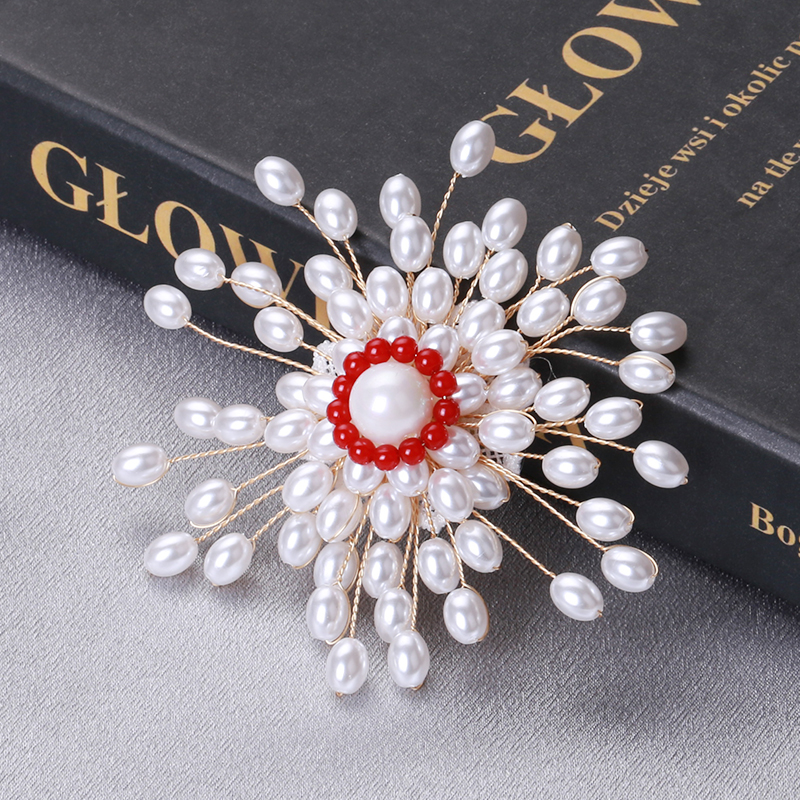 Factory direct sales for foreign trade, popular high-end new brooches paired with hand-woven European and American luxury high-end pearl pins, pearl coats, corsages, mom Application Scenario