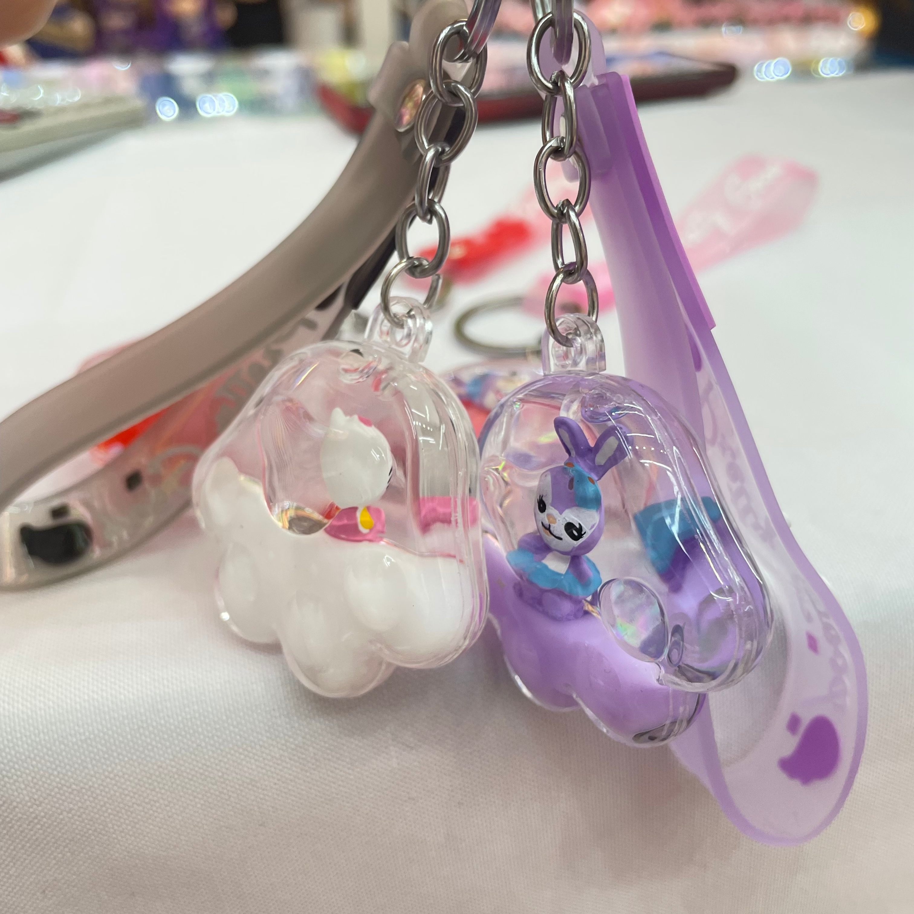Floating cute animal key chain, oil-filled liquid acrylic key pendant, quicksand schoolbag hanging decoration, key chain Application Scenario