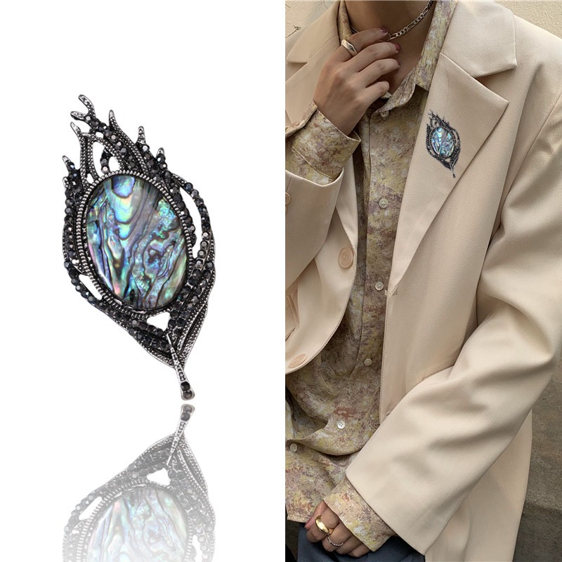 Factory direct sales, popular in foreign trade, high-end new brooches paired with abalone, shellfish, feathers, European and American luxury high-end pearl pins, pearl coats, corsages, mom gifts