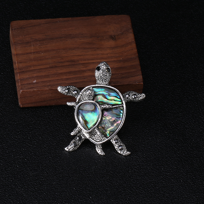 Factory direct sales, popular in foreign trade, high-end new brooches paired with abalone, shellfish, turtle, European and American luxury high-end pearl pins, pearl coats, corsages, mom gifts details Picture
