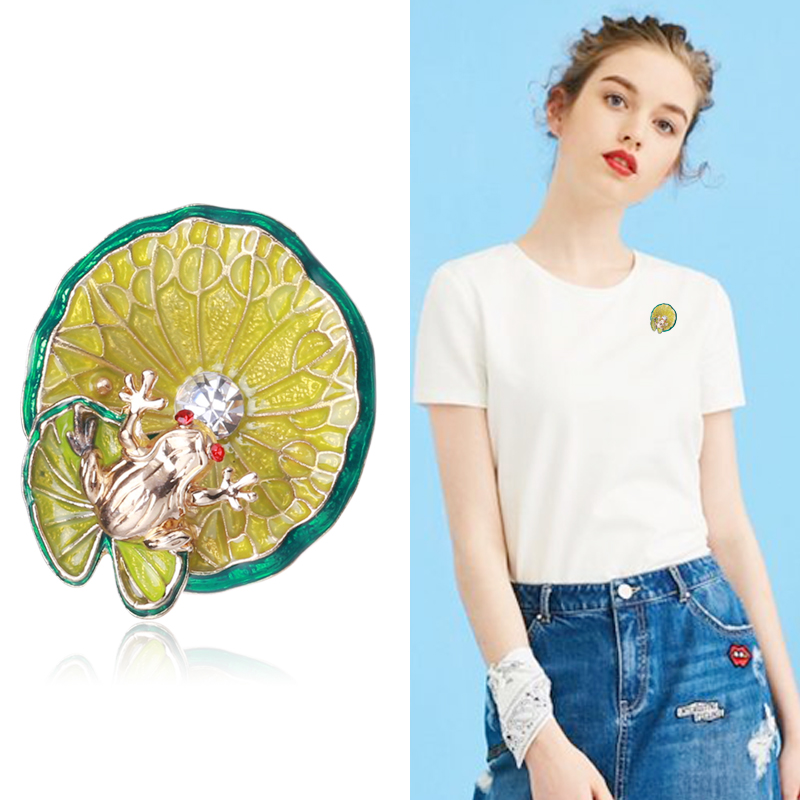 Factory direct sales, popular new high-end brooches for export, with oil-dripping lotus leaf frogs, luxurious high-end pearl pins from Europe and America, pearl coats, corsages, and gifts for mothers