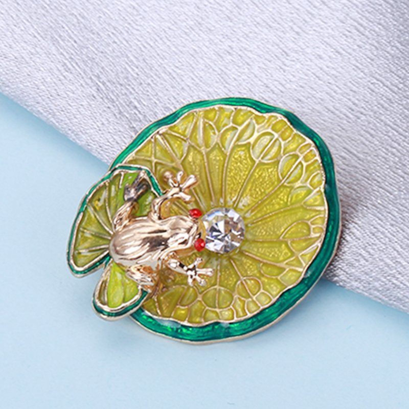 Factory direct sales, popular new high-end brooches for export, with oil-dripping lotus leaf frogs, luxurious high-end pearl pins from Europe and America, pearl coats, corsages, and gifts for mothers Specification image