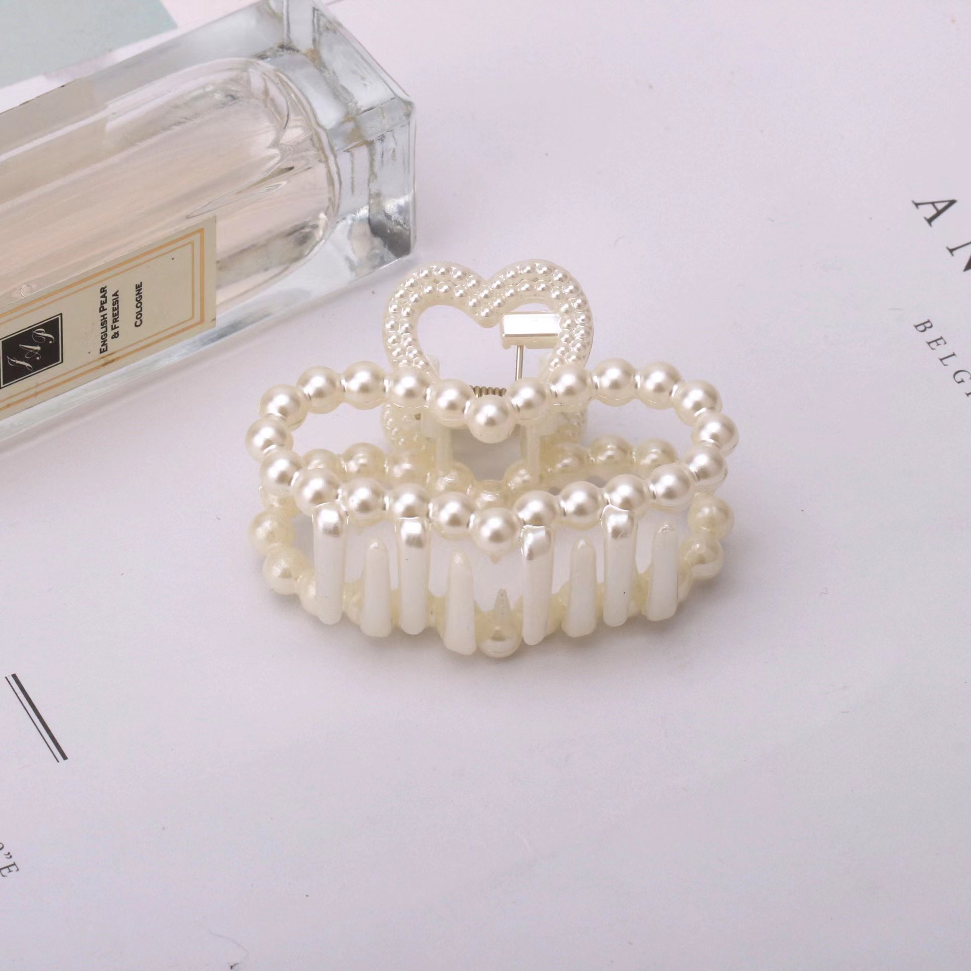 Korean version bow tie large simple shark clip accessory hair clip, women's headwear plastic pearl small hair clip wholesale h-515 Application Scenario