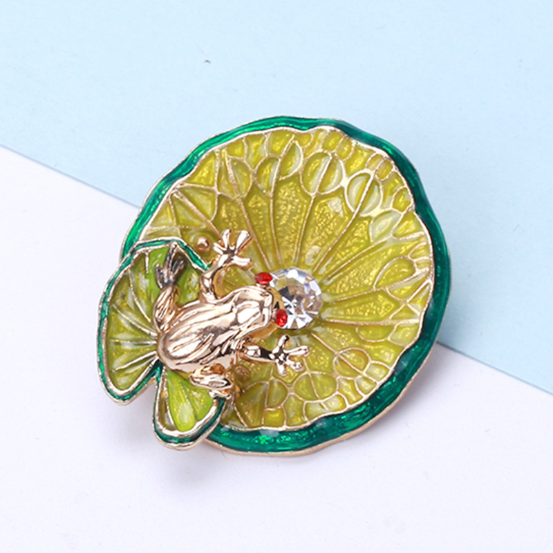 Factory direct sales, popular new high-end brooches for export, with oil-dripping lotus leaf frogs, luxurious high-end pearl pins from Europe and America, pearl coats, corsages, and gifts for mothers details Picture