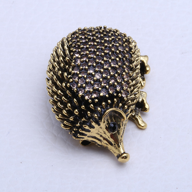 Factory direct sales for foreign trade, popular high-end new brooches paired with water diamonds, hedgehogs, creative European and American luxury high-end pearl pins, pearl coats, corsages, mom gifts Specification image