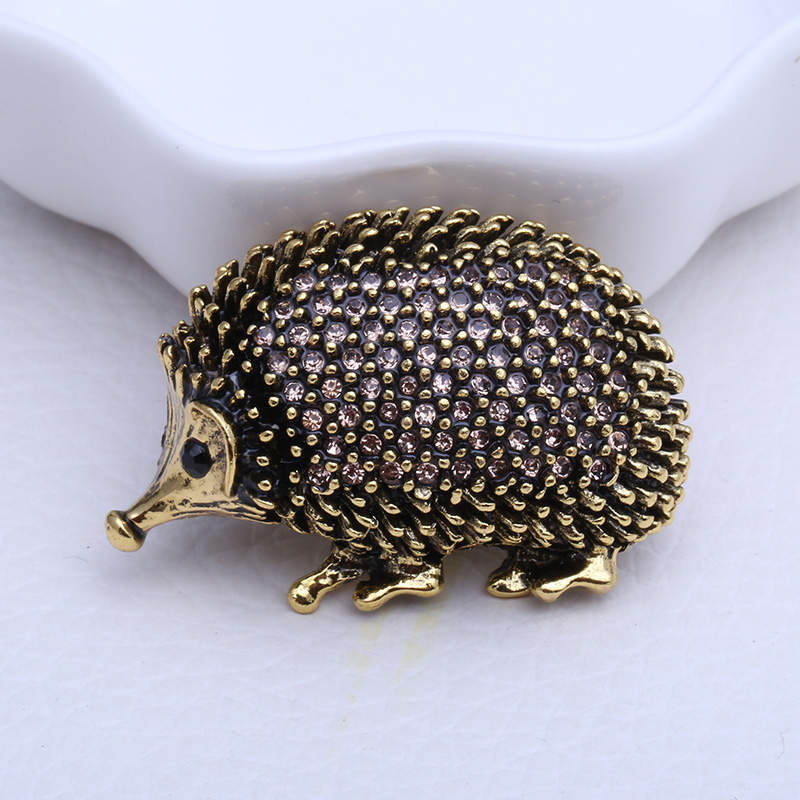 Factory direct sales for foreign trade, popular high-end new brooches paired with water diamonds, hedgehogs, creative European and American luxury high-end pearl pins, pearl coats, corsages, mom gifts details Picture