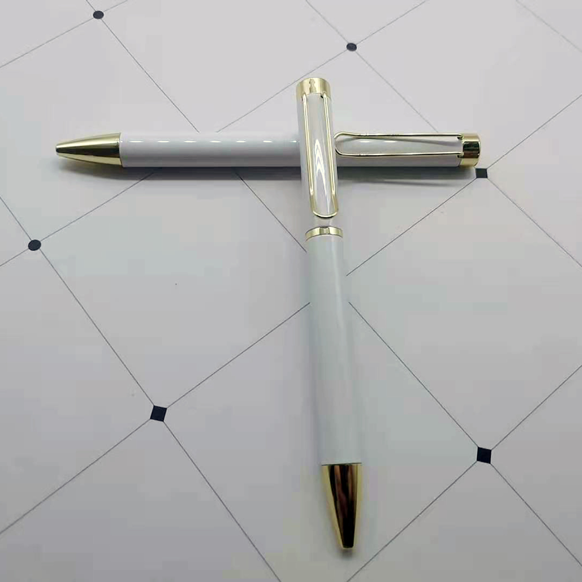 The manufacturer supplies metal wire clamps, ballpoint pens, steel rods, hollow pen clamps, business medium oil pens, advertising ballpoint pens, and business metal pens Item Picture