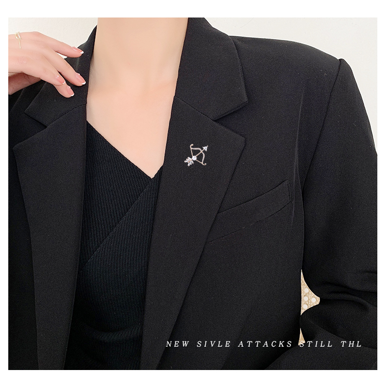 Factory direct sales for foreign trade, popular high-end new brooches with rhinestones piercing the heart, luxurious high-end pearl pins from Europe and America, pearl coats, corsages, mom gifts