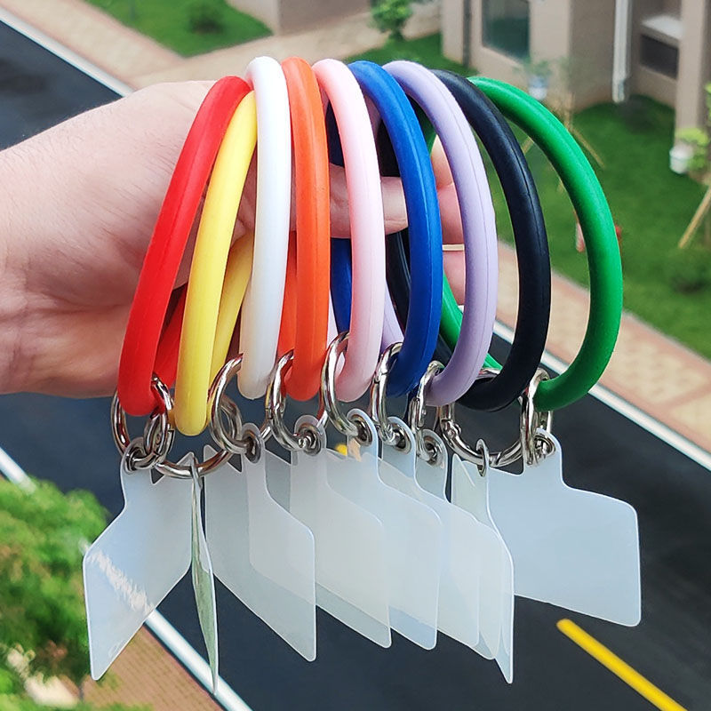 Silicone phone case clip, keychain, wrist strap, anti-loss hanging ring, outdoor hanging decoration, silicone keychain, non-drilling lanyard Application Scenario