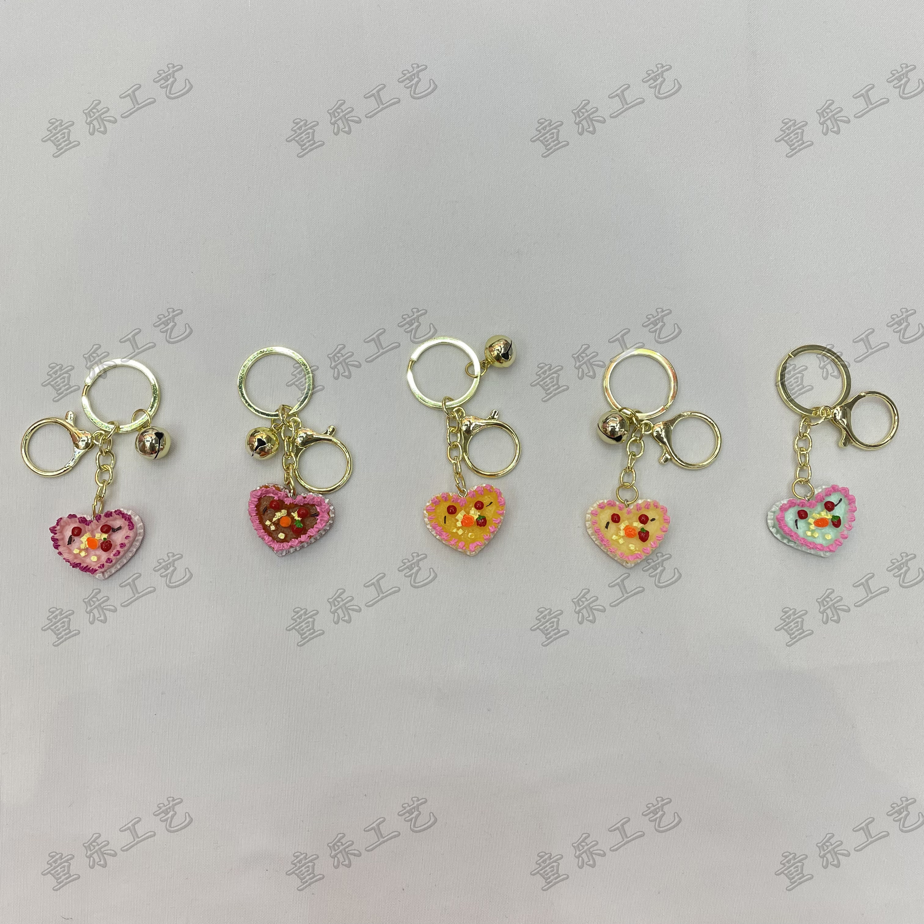 Korean popular creative simulation heart-shaped cake model keychain pendant, personalized cake bag pendant Specification image