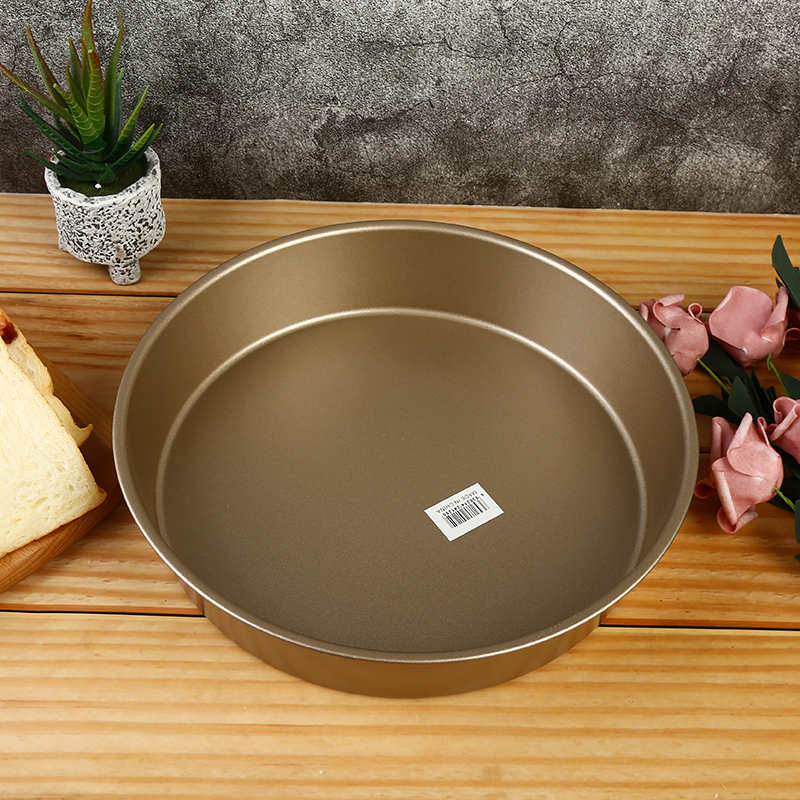 The disc is non-stick and easy to remove from the cake mold Item Picture