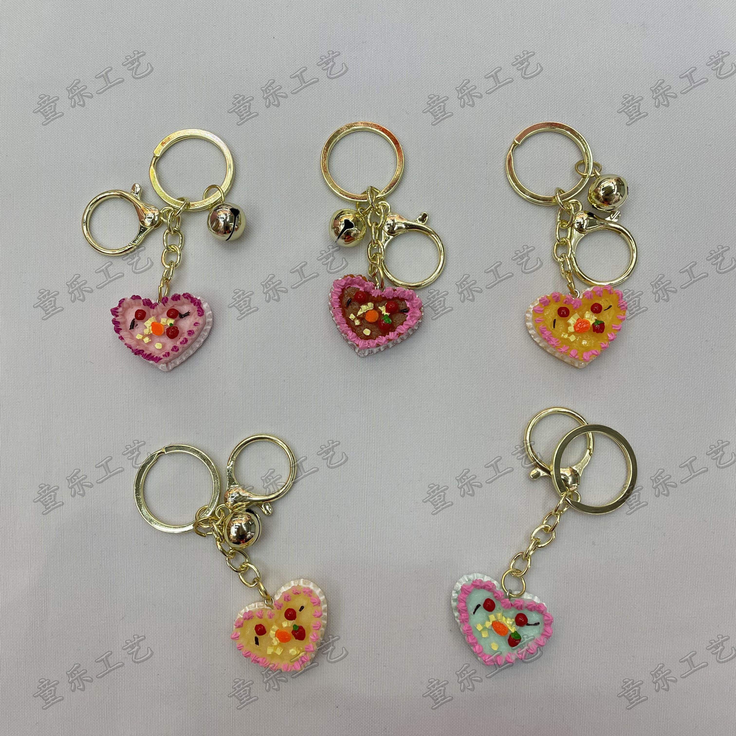 Korean popular creative simulation heart-shaped cake model keychain pendant, personalized cake bag pendant Application Scenario