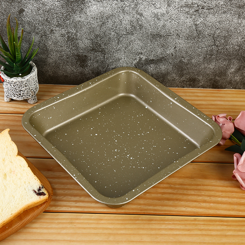 Sprinkle some cake molds on the square plate Specification image