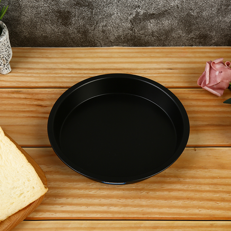 The disc is non-stick and easy to remove from the cake mold details Picture