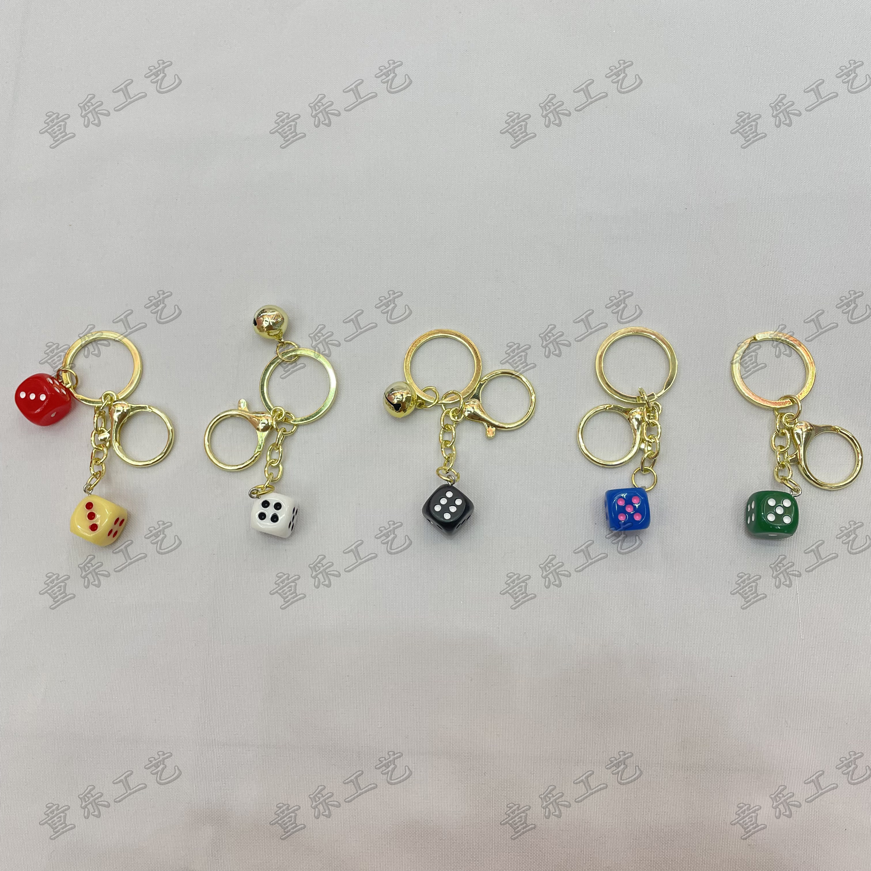 爆款创意树脂骰 子形状钥匙扣挂件便携包包笔配饰挂饰
