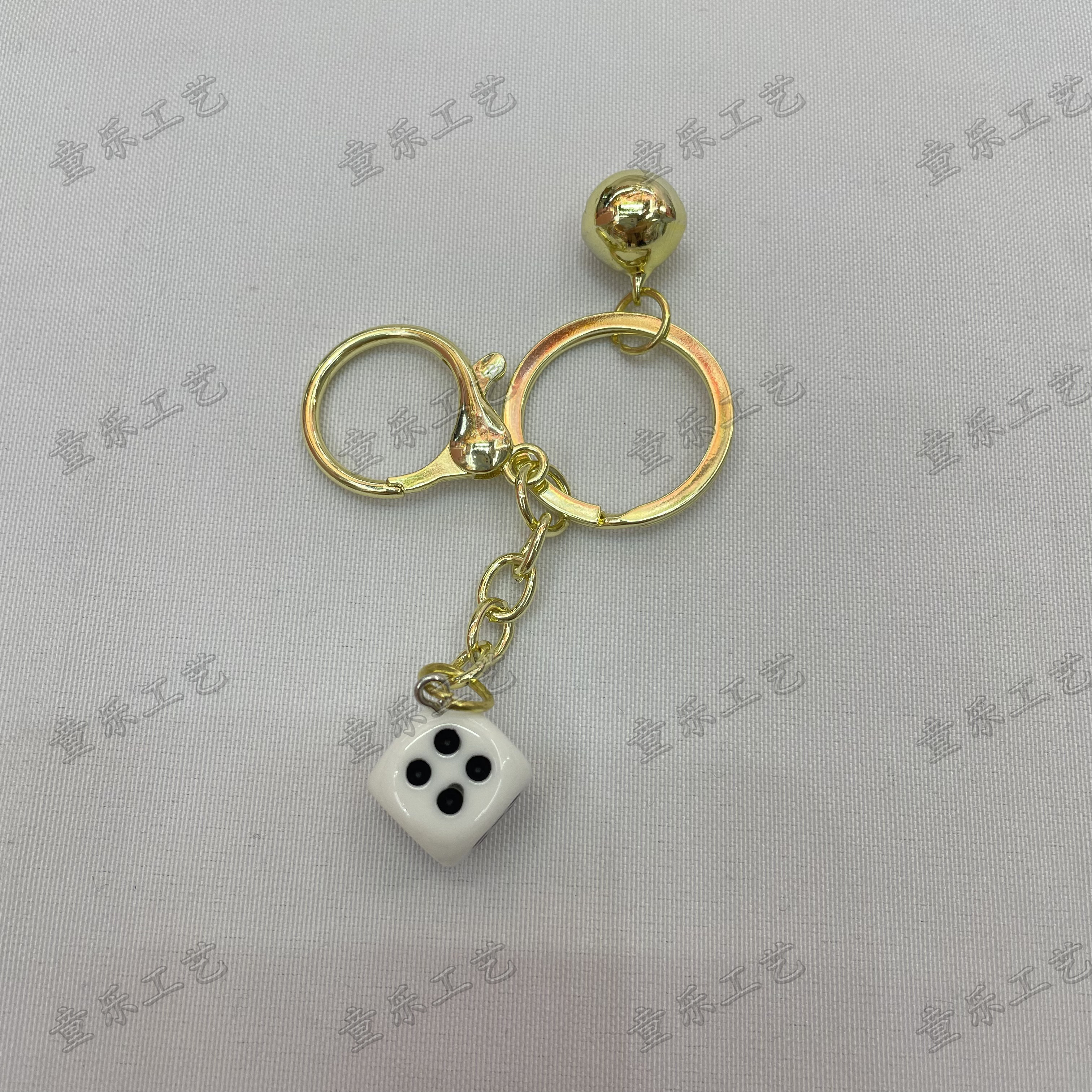 Best-selling creative resin dice-shaped keychain pendants, portable bags, pens, accessories and pendants Item Picture
