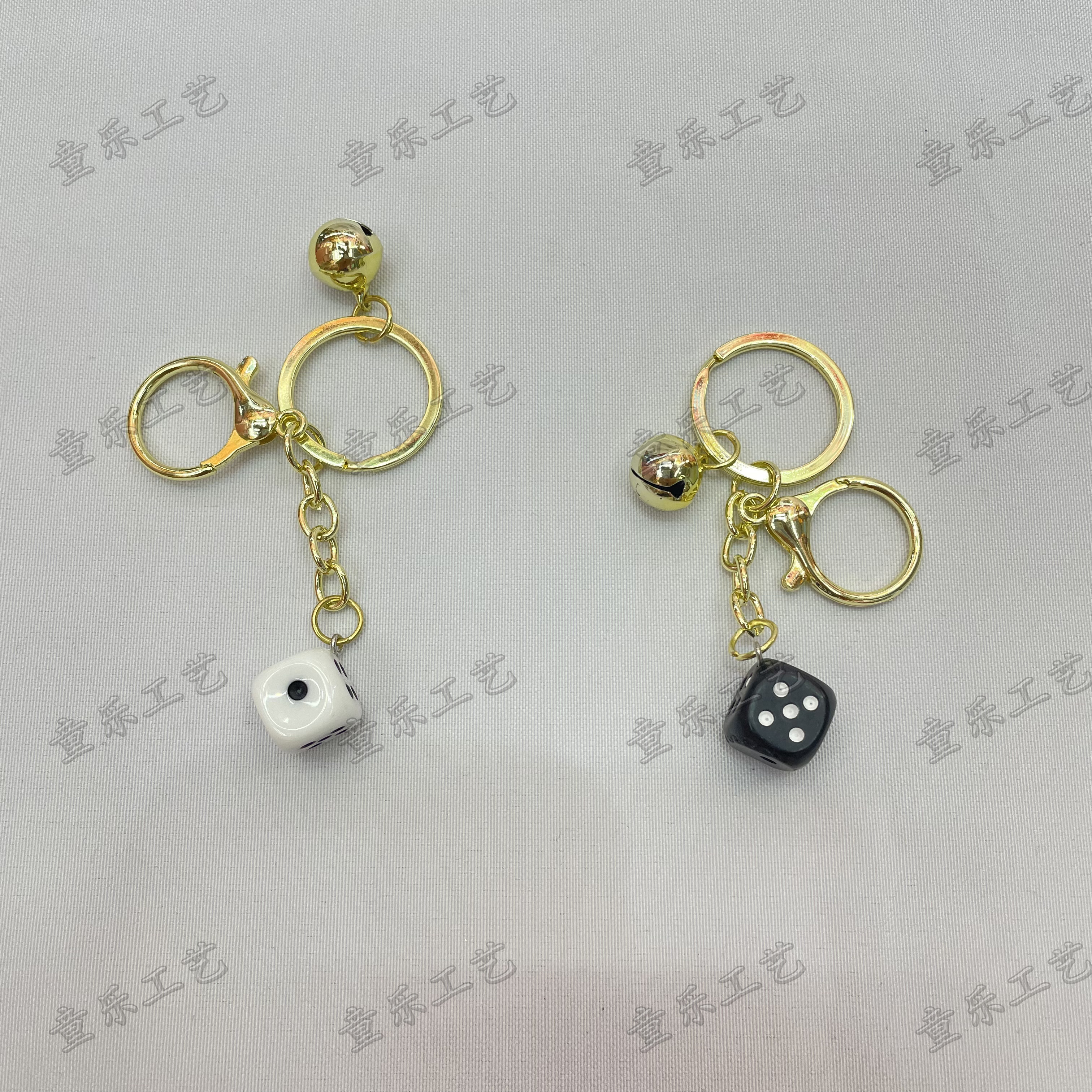 Best-selling creative resin dice-shaped keychain pendants, portable bags, pens, accessories and pendants Specification image