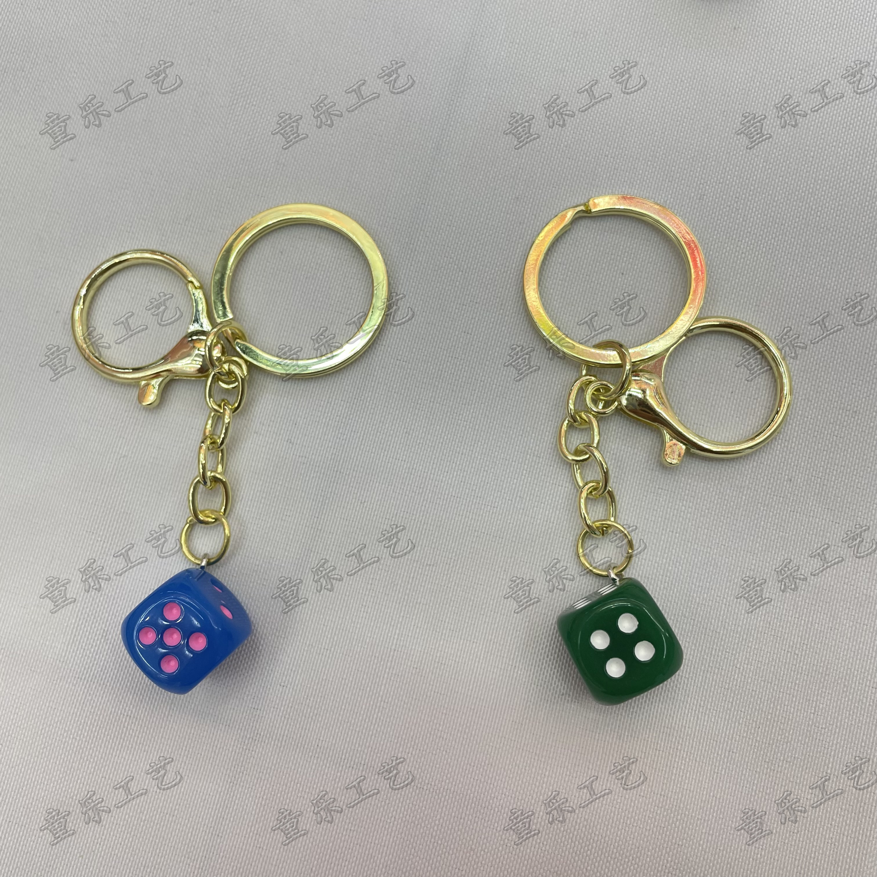 Best-selling creative resin dice-shaped keychain pendants, portable bags, pens, accessories and pendants Application Scenario