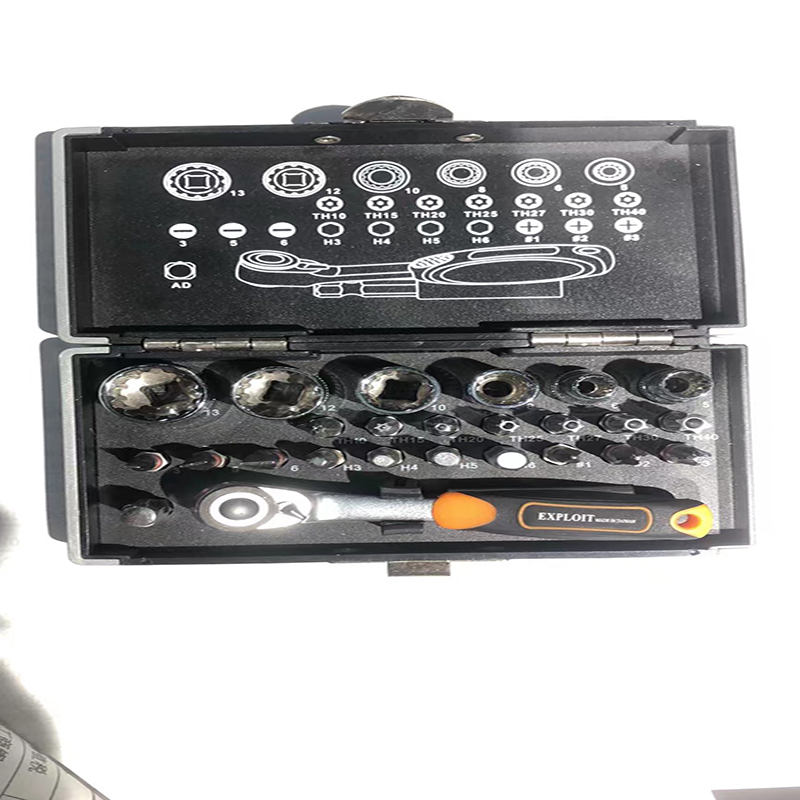 EXPLOIT has developed a 26-piece small set of compact and portable chromium-vanadium steel ratchet wrenches for household use in Taiwan auto repair
