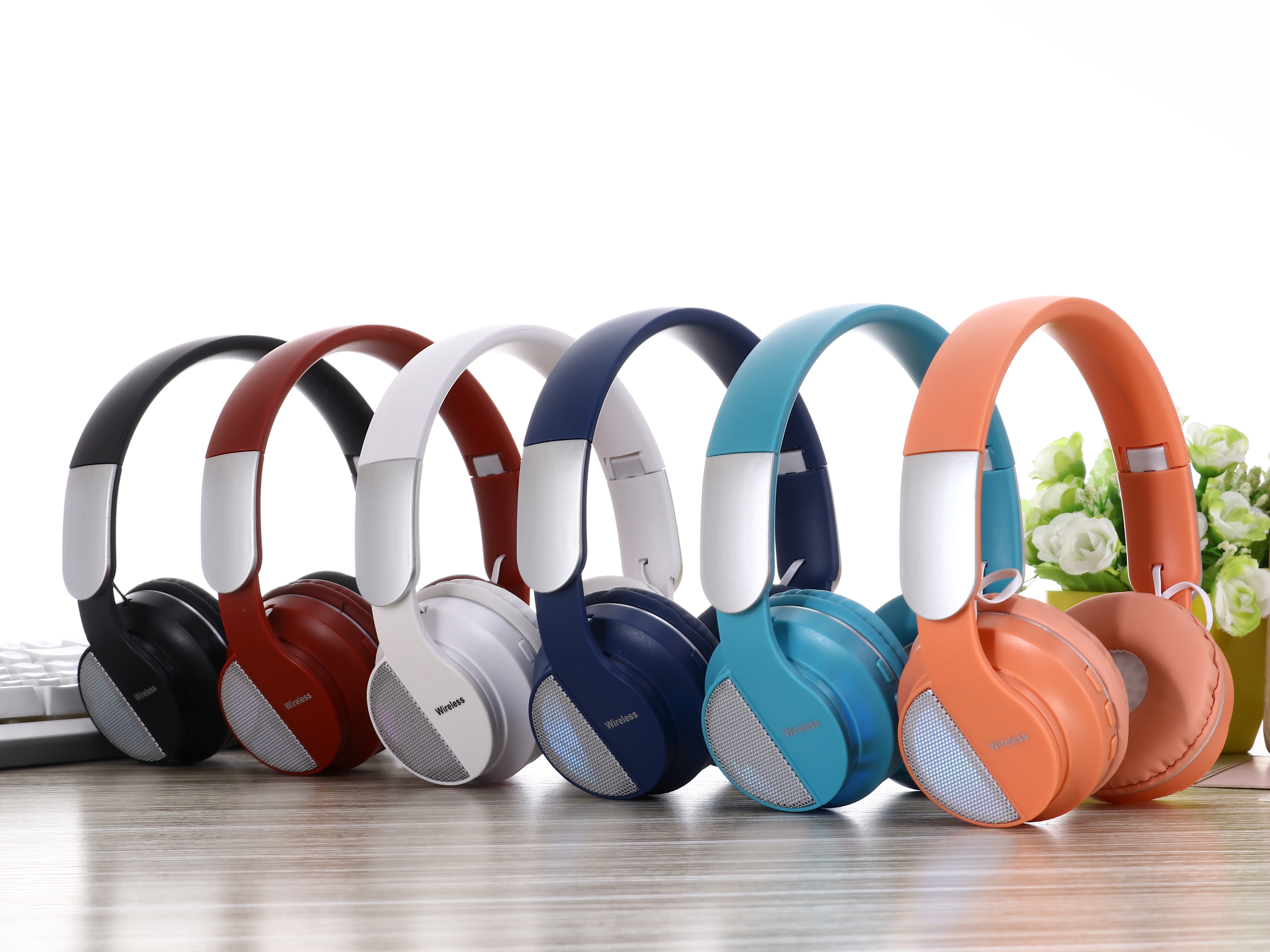 EV620BT over-ear Bluetooth headphones, light-emitting headphones, card insertion, audio recording details Picture