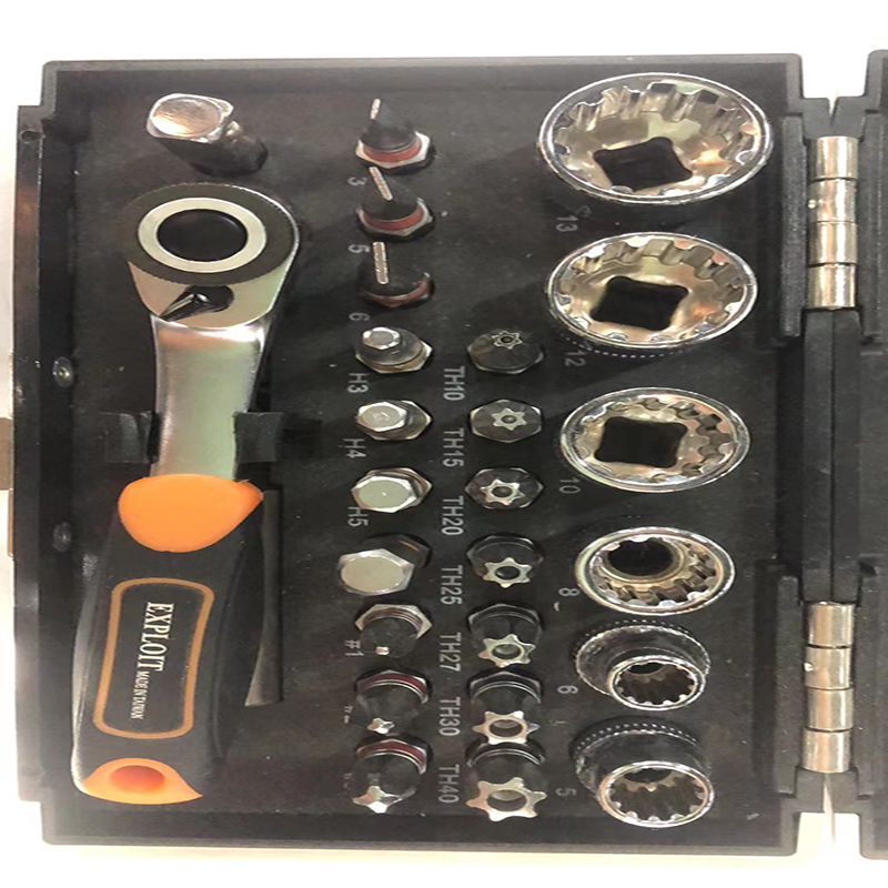 EXPLOIT has developed a 26-piece small set of compact and portable chromium-vanadium steel ratchet wrenches for household use in Taiwan auto repair Application Scenario