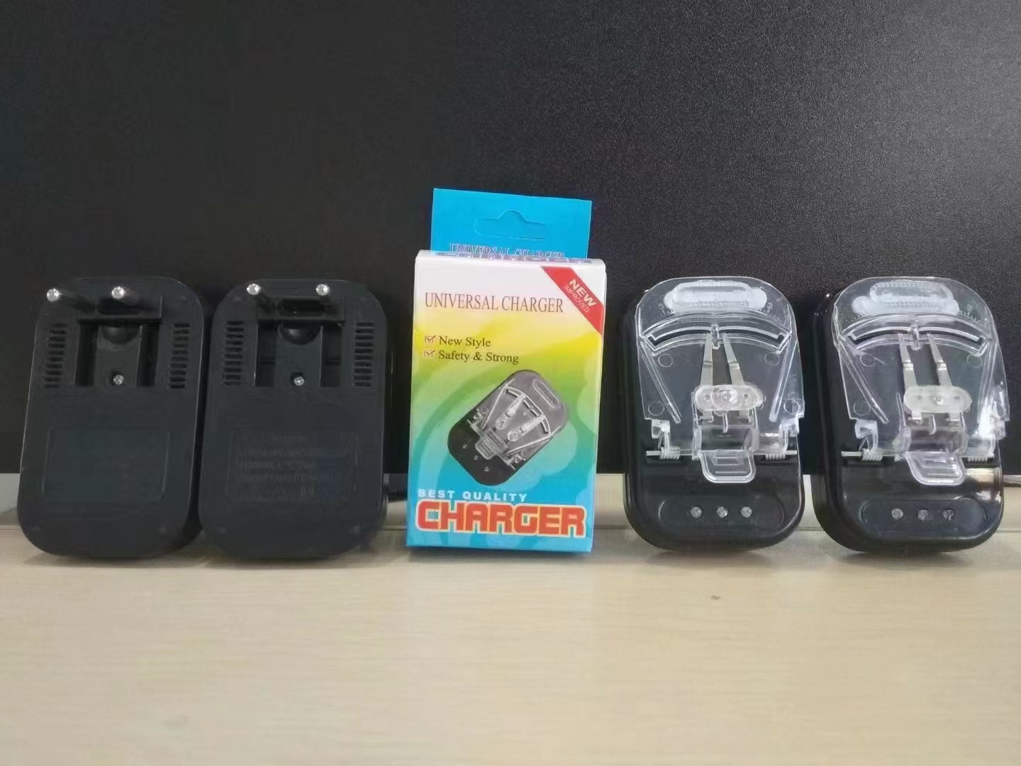 Universal charger, black three-lamp, old mobile phone battery charger, elderly mobile phone, game console, camera, radio, household small appliances, CCD 3.7V battery, old external polymer battery charging details Picture